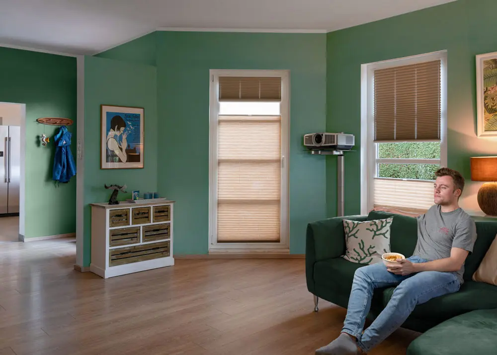 plissee-wohnzimmer-verdunklungsplissee-amalfi-creme-lichtblick