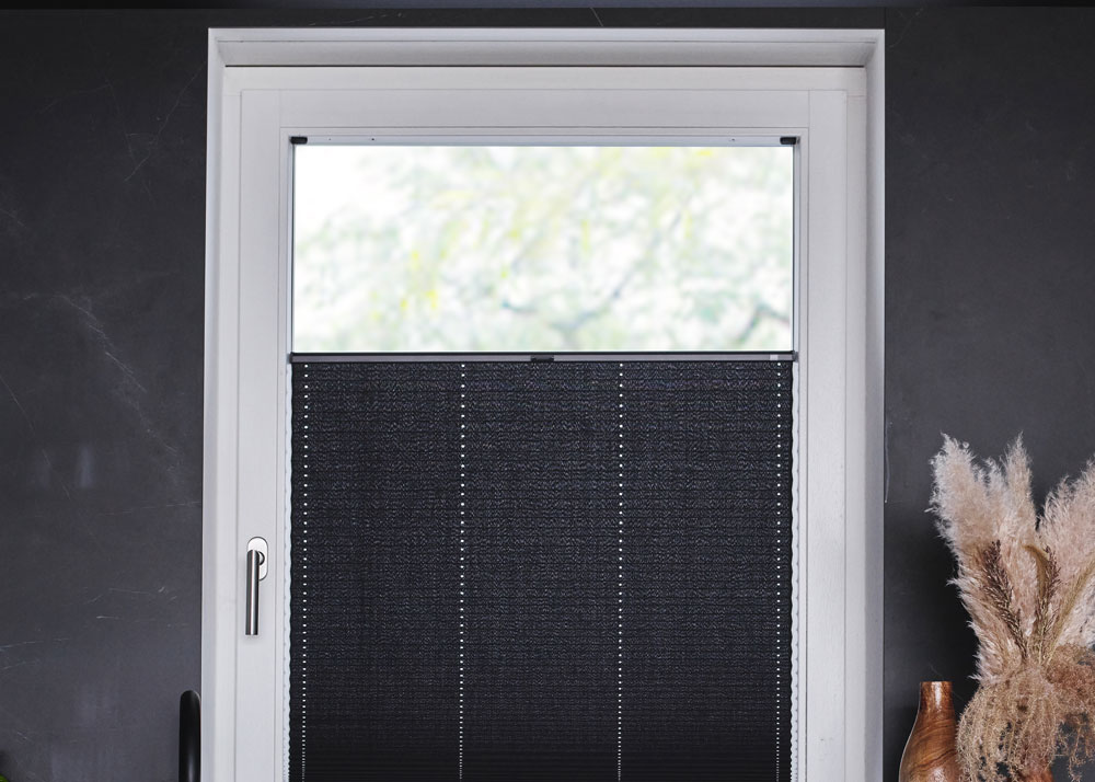 badezimmer-plissee-kalmar-kueche-schwarz-detail-lichtblick Gardine, Dekoration für Zuhause, Schatten am Fenster, Tür