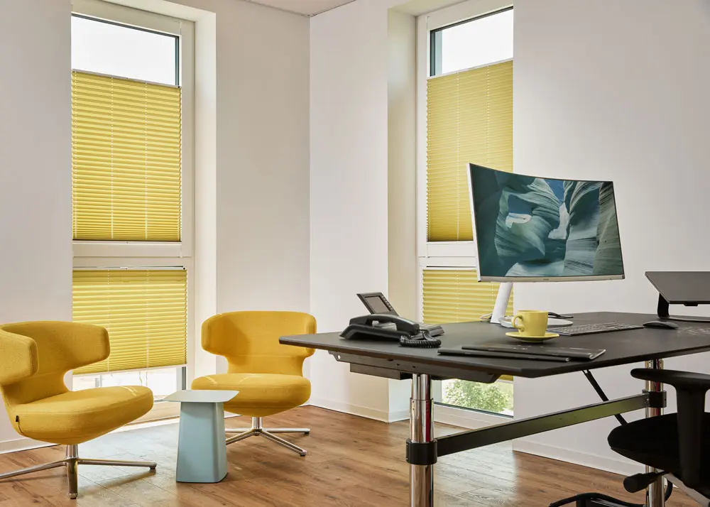 abdunkelndes-plissee-malaga-citrusgruen-buero-lichtblick