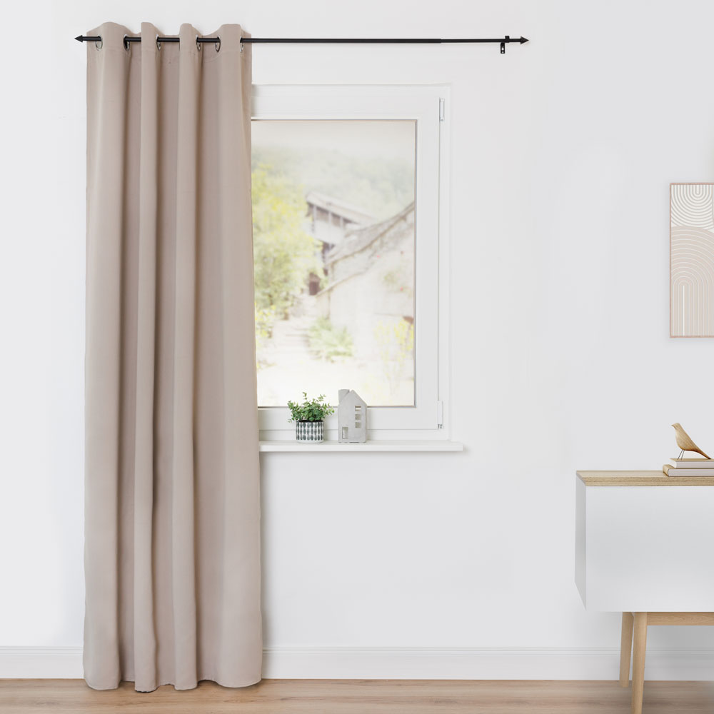 Blickdichter Vorhang mit Verdunklungsfunktion und Ösen auf einer schwarzen Gardinenstange