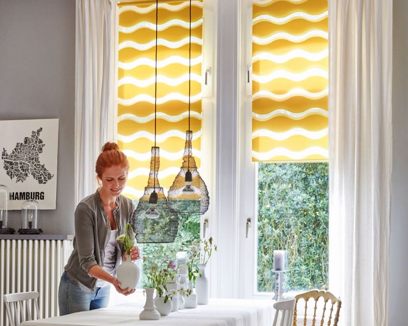 Doppelrollo in Gelb mit Wellenmuster und lichtdurchlässig im Esszimmer