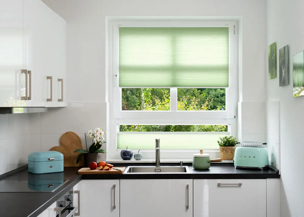 plissee-kuche-plissee-leicht-glaenzend-tallinn-lindgruen-lichtblick
