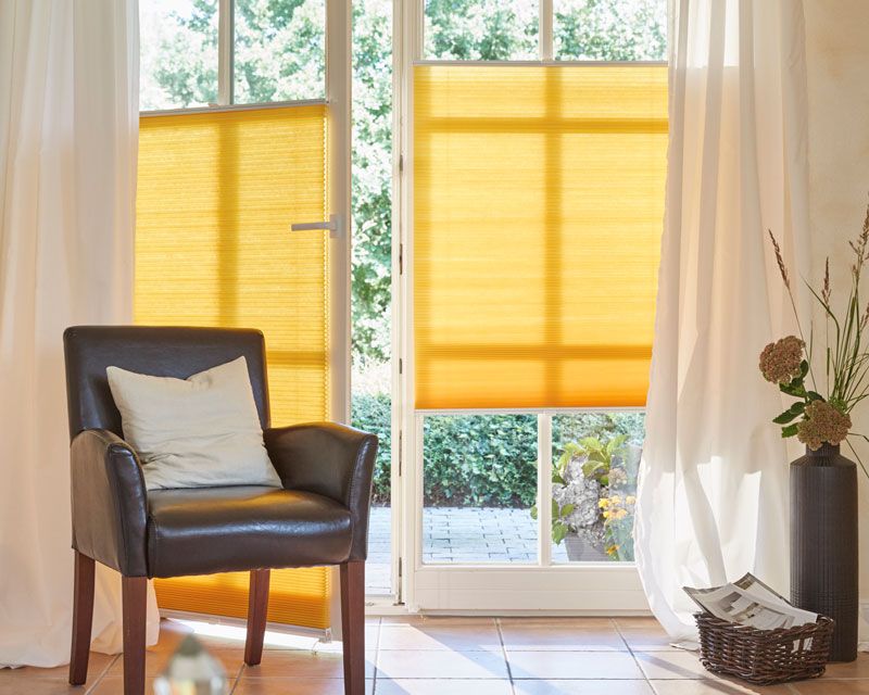 Blickdichtes Plissee in gelb angebracht in einer Terassentür in Gelb