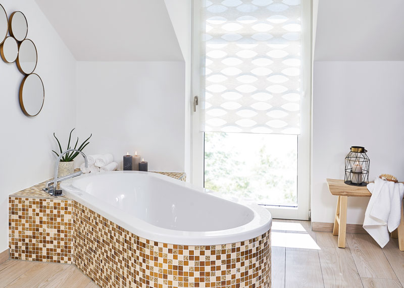 Doppelrollo als Sichtschutz für das Badezimmer angebracht in einem Fenster