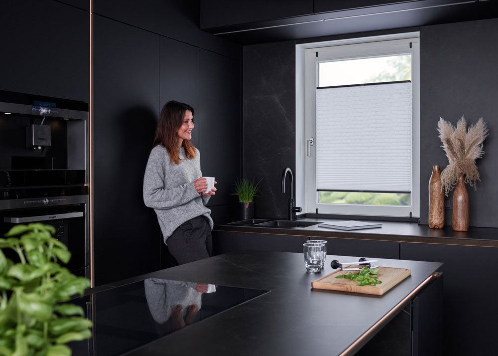 Plissee nach Maß ohne Bohren Innenarchitektur, Erwachsene, Weiblich, Person, Frau