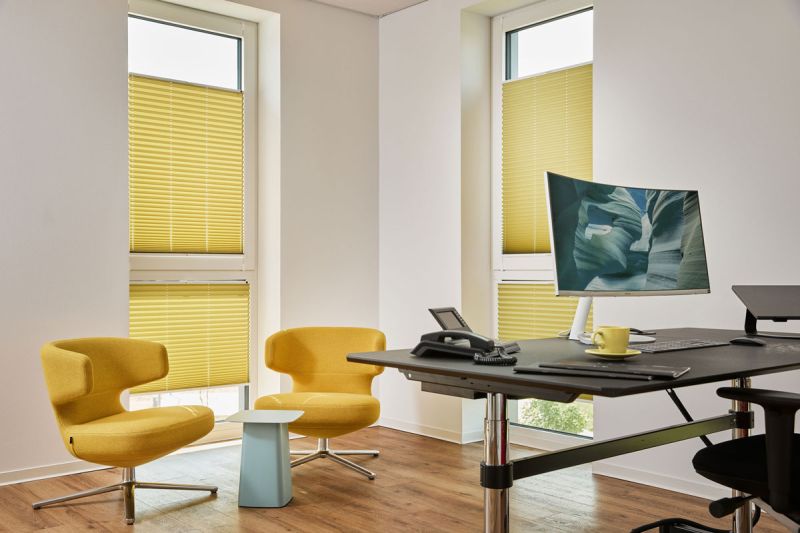 Blickdichtes Plissee in bodentiefen Fenstern in Gelb angebracht in einem Arbeitszimmer