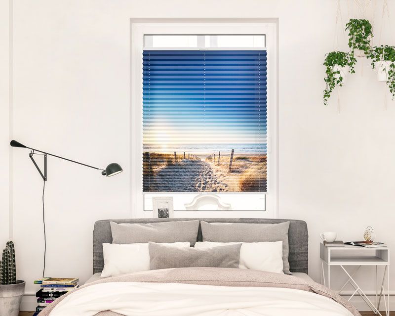 Blickdichte Plissee bedruckt mit einem Strandmotiv angebracht im Schlafzimmerfenster