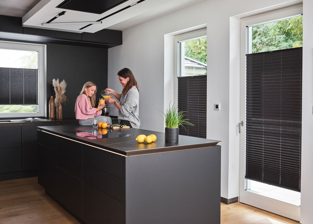 plissee-fuer-feststehende-fenster-badezimmer-plissee-kalmar-schwarz-lichtblick