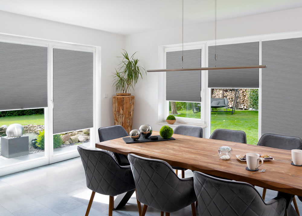 plissee-fuer-bodentiefe-fenster-wabenplissee-vaasa-grau-lichtblick