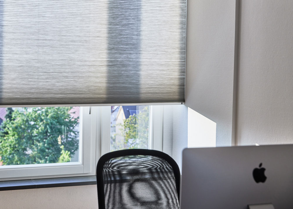 Dekoration für Zuhause, Fenster, Fensterbank, Laptop, Innenarchitektur